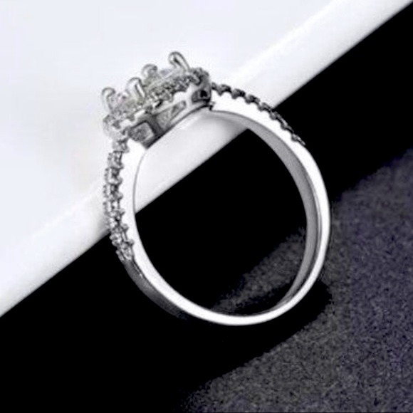 Center of My Universe Round Halo Ring - Picture 4 of 10